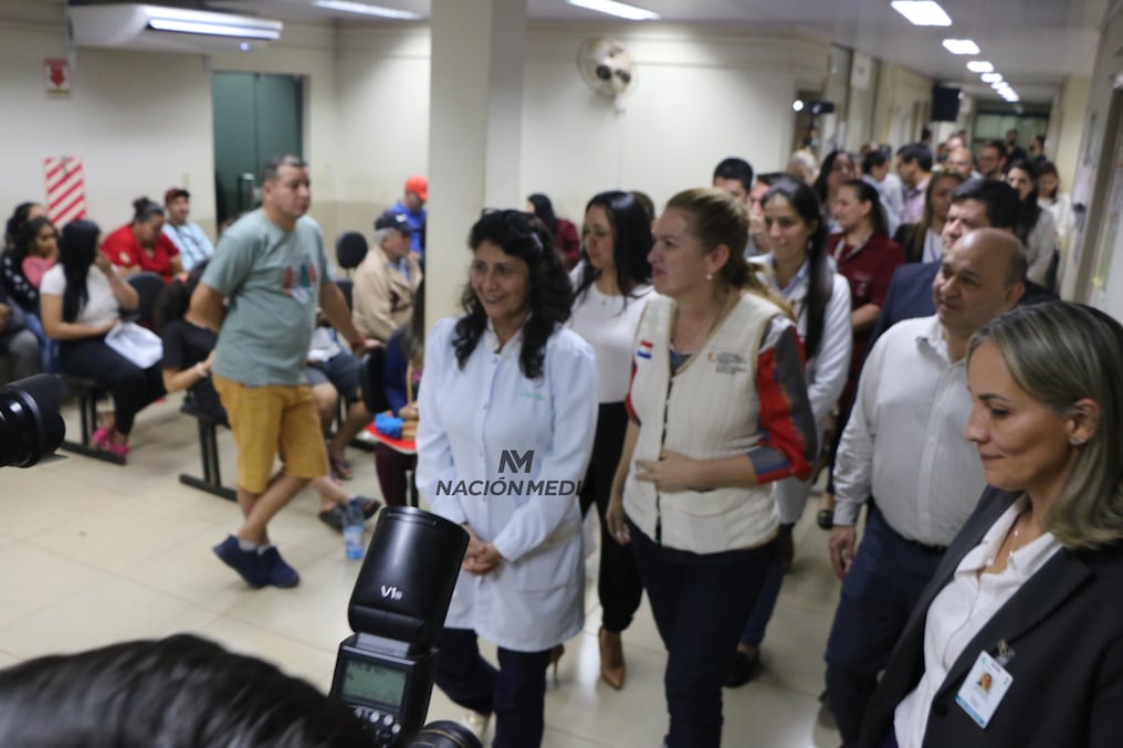 Recorrido por el Hospital Distrital de Presidente Franco de la ministra de Salud Pública, María Teresa Barán, junto a directores de hospitales y de la región. Foto: Gustavo Galeano