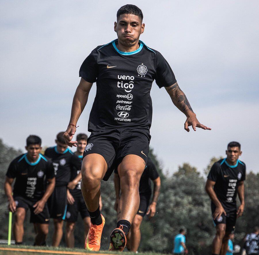 Érik López, uno de los buenos jugadores de Olimpia, en plena tarea física del plantel en Argentina.FOTO: CLUB OLIMPIA