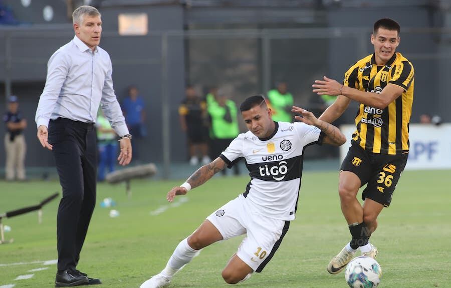 Palermo observa una acción entre Derlis González y Luis Martínez. El DT quiere una reacción de su equipo.FOTO: NÉSTOR SOTO