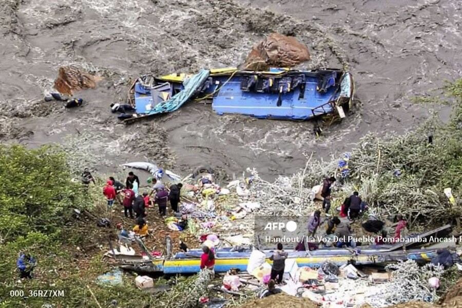 Al menos seis muertos y seis desaparecidos dejó la caída de un autobús en el que viajaban más de 30 pasajeros a un río tras rodar por un barranco en Áncash, región de los Andes centrales de Perú. Foto: AFP