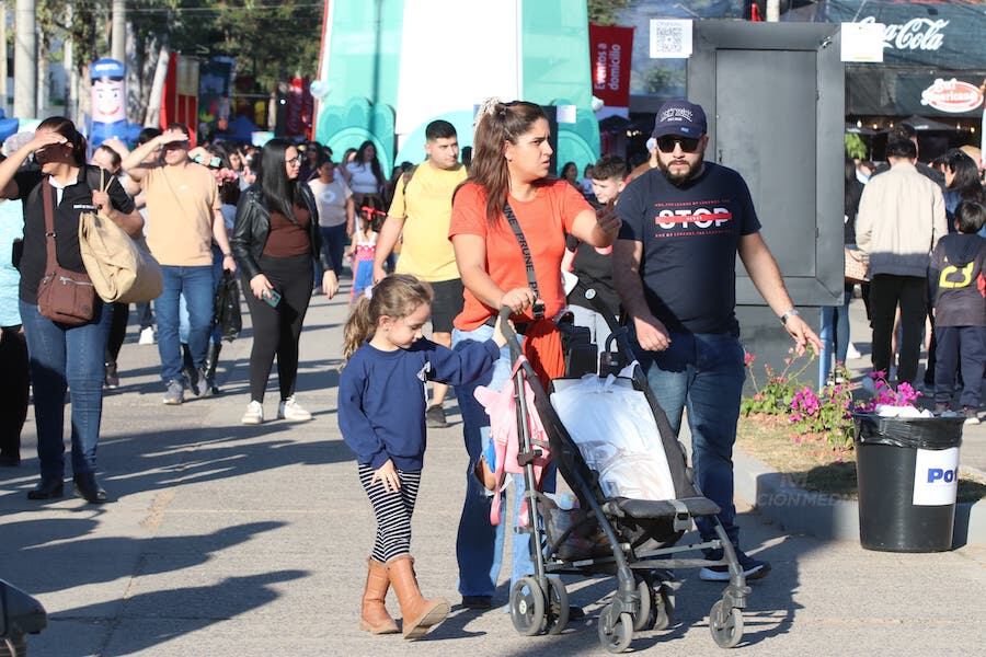 El buen clima fue aprovechado por muchas familias para visitar la muestra que se desarrolla en la sede de la ARP en Mariano Roque Alonso.FOTO: NSTO SOTO
