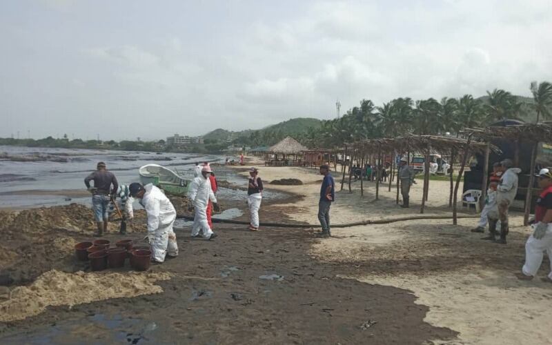 Los residuos de una refinería de PDVSA rebozaron en la costa occidental de Venezuela, afectando balnearios. Foto: Gentileza