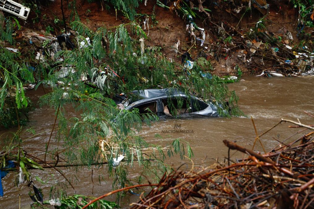 Esta madrugada debido al fuerte raudal se produjo un siniestro sobre las calles Mariscal López y Curupayty, en inmediaciones del Club Balderrama de Luque, donde fallecieron dos personas. Foto: Emilio Bazán