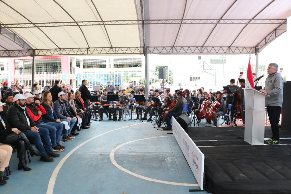 El ministro Luis Ramírez, en la escuela San Francisco, remarcó el objetivo de generar entornos seguros a través del arte y el deporte. Foto: @MECpy