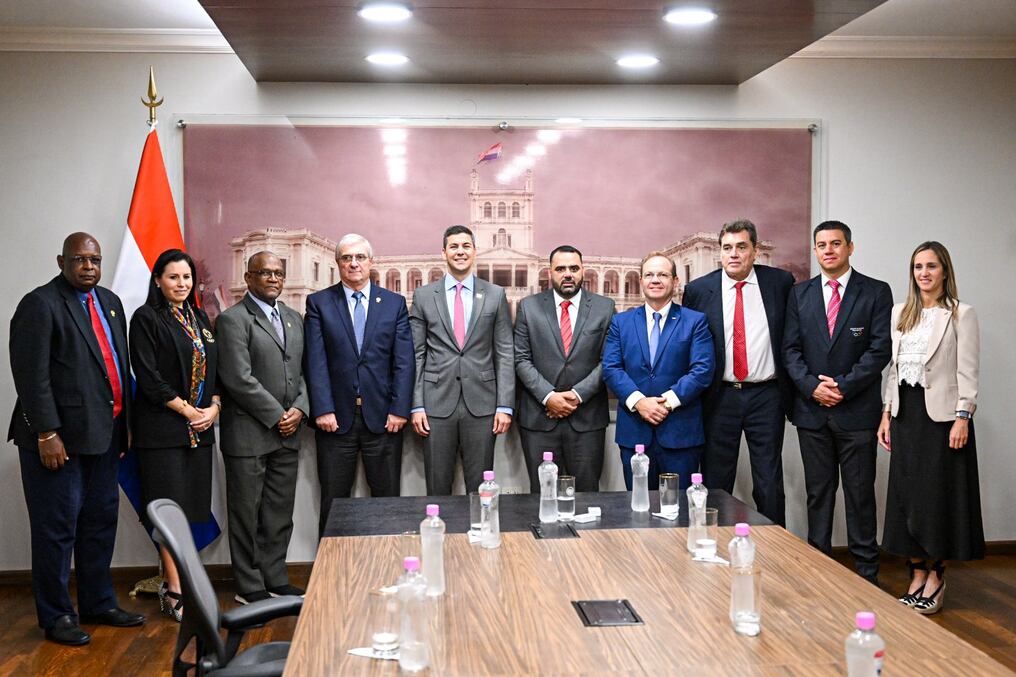 Santiago Peña en reunión con autoridades y representantes del sector deportivo, para conversar sobre los planes de posicionar a Paraguay como sede de olimpiadas. Foto: Gentileza