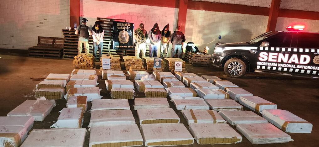 Más de 2 mil kilos de marihuana fueron incautados tras allanamiento de un depósito en Ciudad del Este, hace un años. Los tres detenidos fueron condenados en juicio oral. Foto: Gentileza