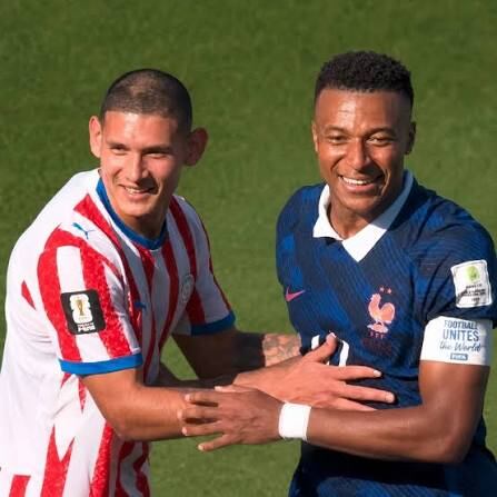 Juan José Cáceres y Kylian Mbappé durante el juego de Paraguay y Francia en el Mundial de Fútbol 2026.