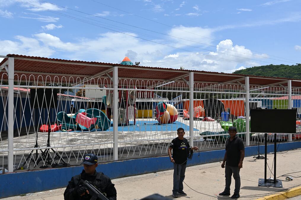 El miércoles pasado, una enorme fuerza de personal de seguridad retomó el control de la tristemente célebre penitenciaría que había sido dirigida por los reclusos. Foto: AFP