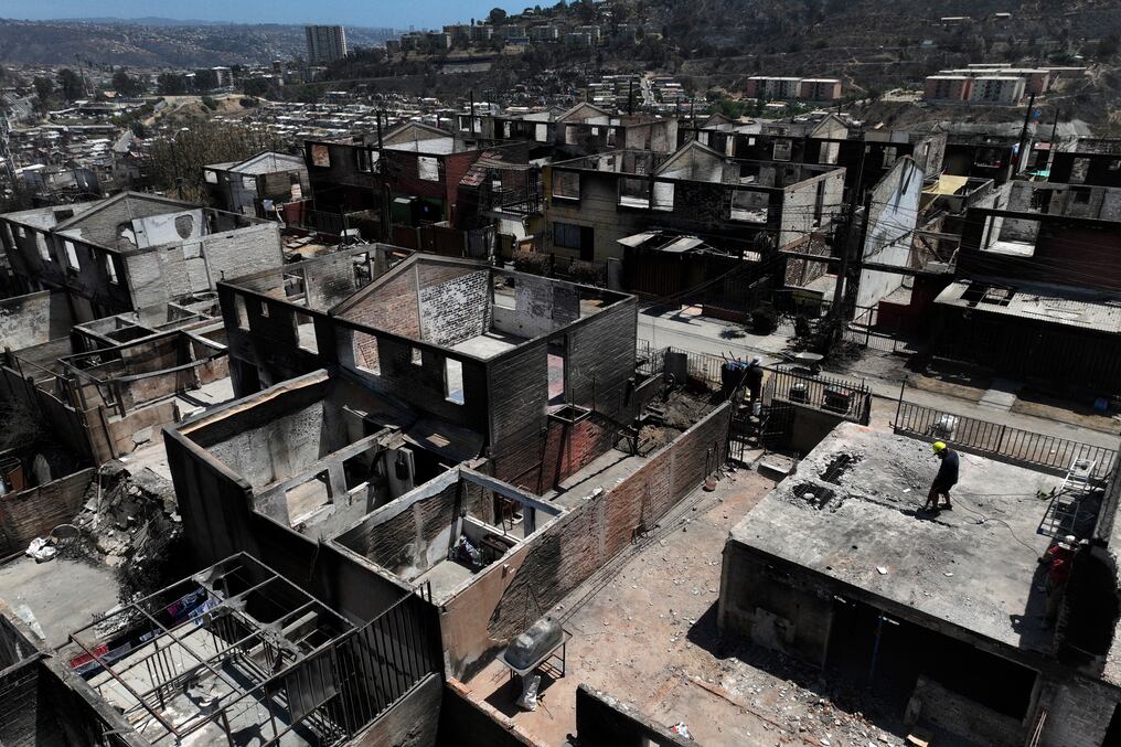 Las zonas urbanas fueron arrasadas por las llamas. "En los 23 cerros de Viña del Mar ya no hay más lugar, (...) no son tan grandes los incendios, el problema es la alta densidad poblacional”, alerta el experto. Foto: AFP