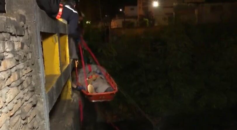 El operativo de rescate se desarrolló en el puente ubicado sobre la avenida Artigas y duró aproximadamente media hora. Foto: Captura de pantalla