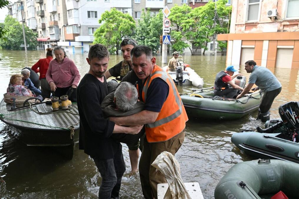 En medio de operaciones de rescate, un bombardeo ruso en el centro de Jersón causó al menos un fallecido y una veintena de heridos. Foto: AFP