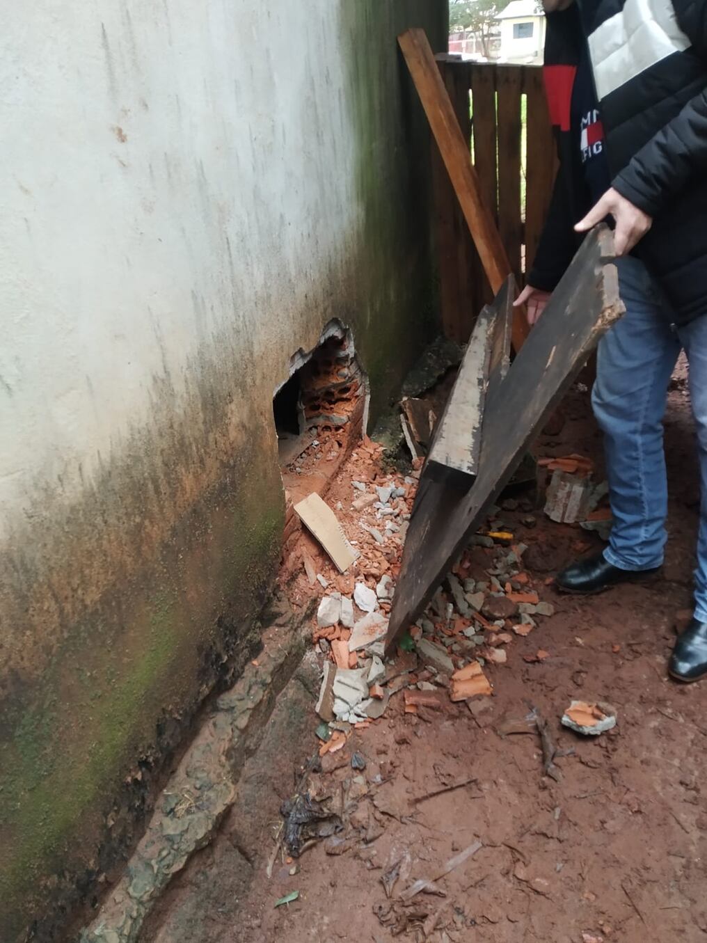 Por este boquete se habría robado una gran cantidad de químicos agrícolas y herramientas del silo Biosafra, de Itakyry. Unos tres a cuatro hombres habrían ingresado al depósito. FOTO: Gentileza