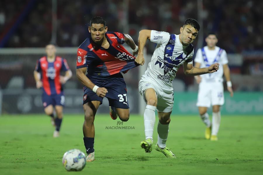 Diego León de Cerro Porteño se cruza para cortar un ataque de Hugo Valdez de Ameliano. Foto: Mariana Díaz