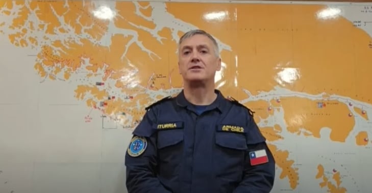 El capitán de navío Manuel Iturria fue expedito al desplegar el protocolo SAR (Búsqueda y rescate), pero sin éxito debido al clima. Foto: Captura de vídeo