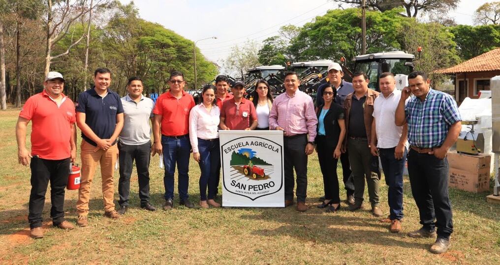  Las instituciones de formación técnica, que recibieron tractores con insumos agrícolas son la escuela agrícola de San Pedro, Itacurubí y Capiibary. Foto: Gentileza