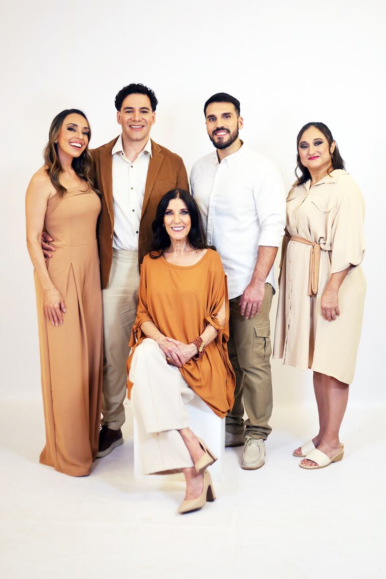 El elenco de “Dicen que de noche cuesta más”. Foto: Gentileza