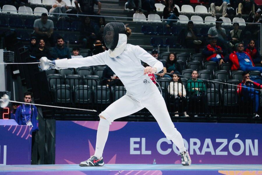 En esgrima, Janine Hanspach subi al podio tras adjudicarse la medalla de bronce.