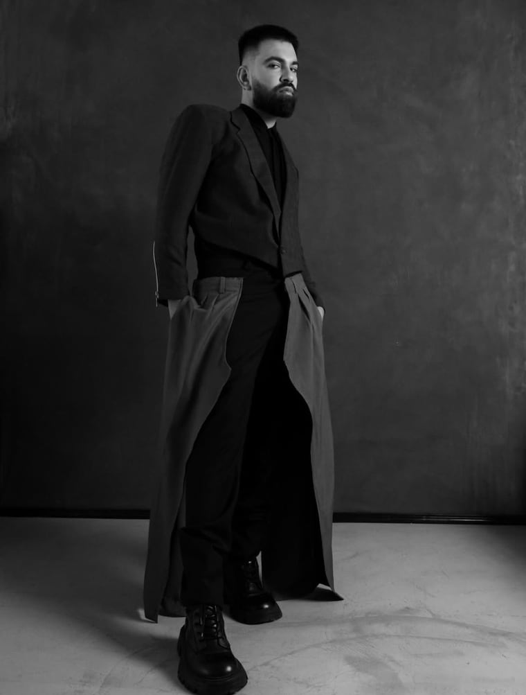 Andrés Báez, diseñador paraguayo que vistió a Tini para una presentación en el marco de “Futtura”. Foto: Instagram - @andres.baez15