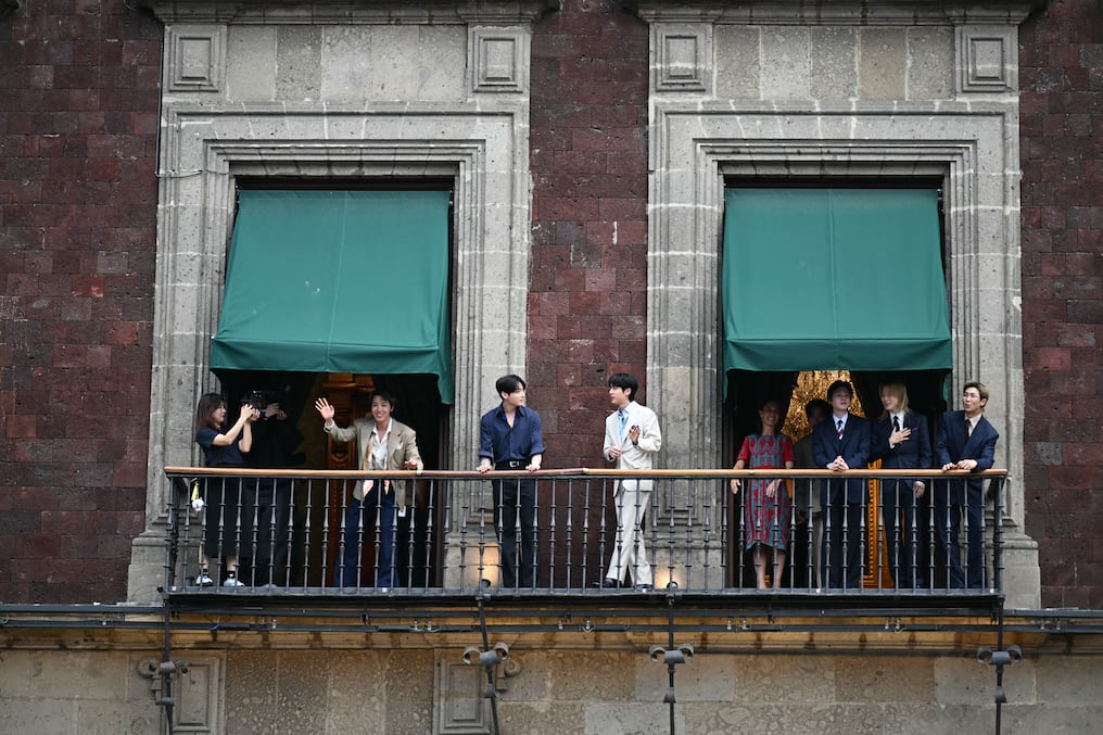 BTS en el balcón del Palacio Nacional, en la plaza del Zócalo de la Ciudad de México, el 6 de mayo de 2026. Foto: Yuri Cortez/AFP