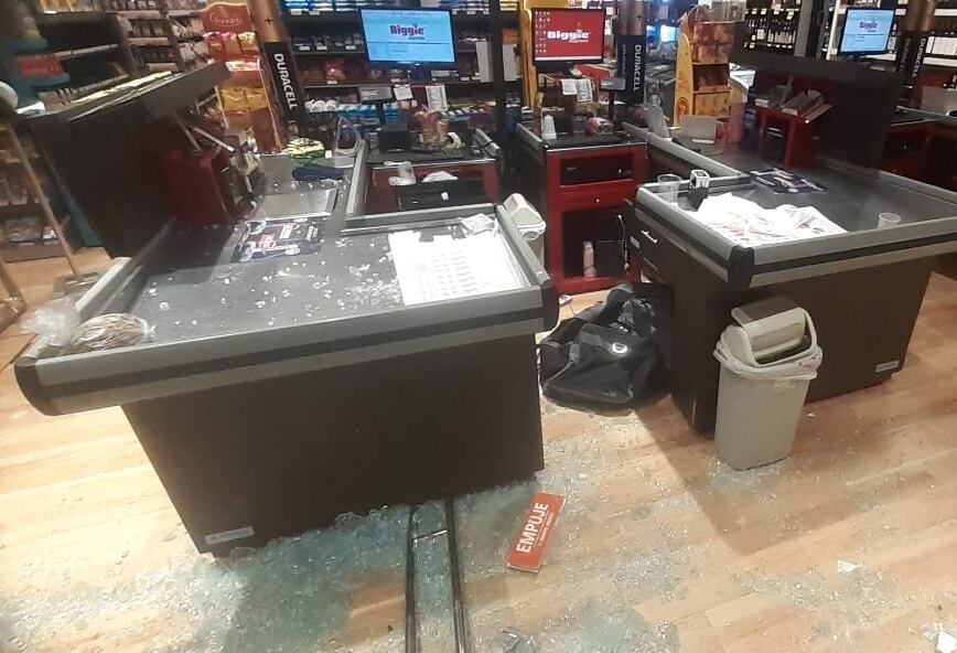 Los asaltantes abandonaron en el sitio la motocicleta robada que utilizaron para intentar perpetrar el atraco. Foto: @policia_py