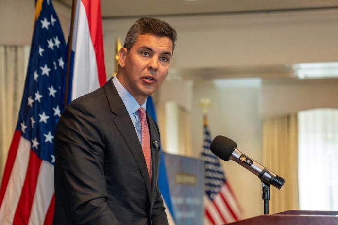 El presidente Santiago Peña remarcó que su Gobierno tiene claro el objetivo de transformar el Paraguay y que para transformarlo se necesita estar dispuesto a hacer cosas diferentes. Foto: Gentileza