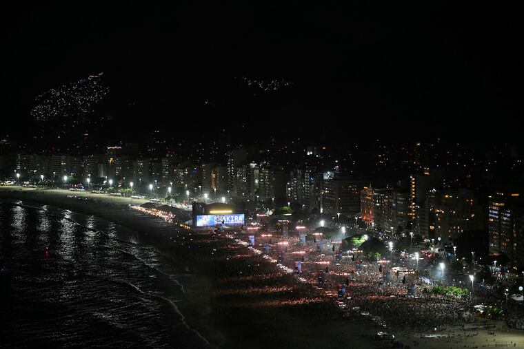 Presencia multitudinaria en el concierto de Shakira en Copacabana Beach. Foto: Mauro PImentel / AFP