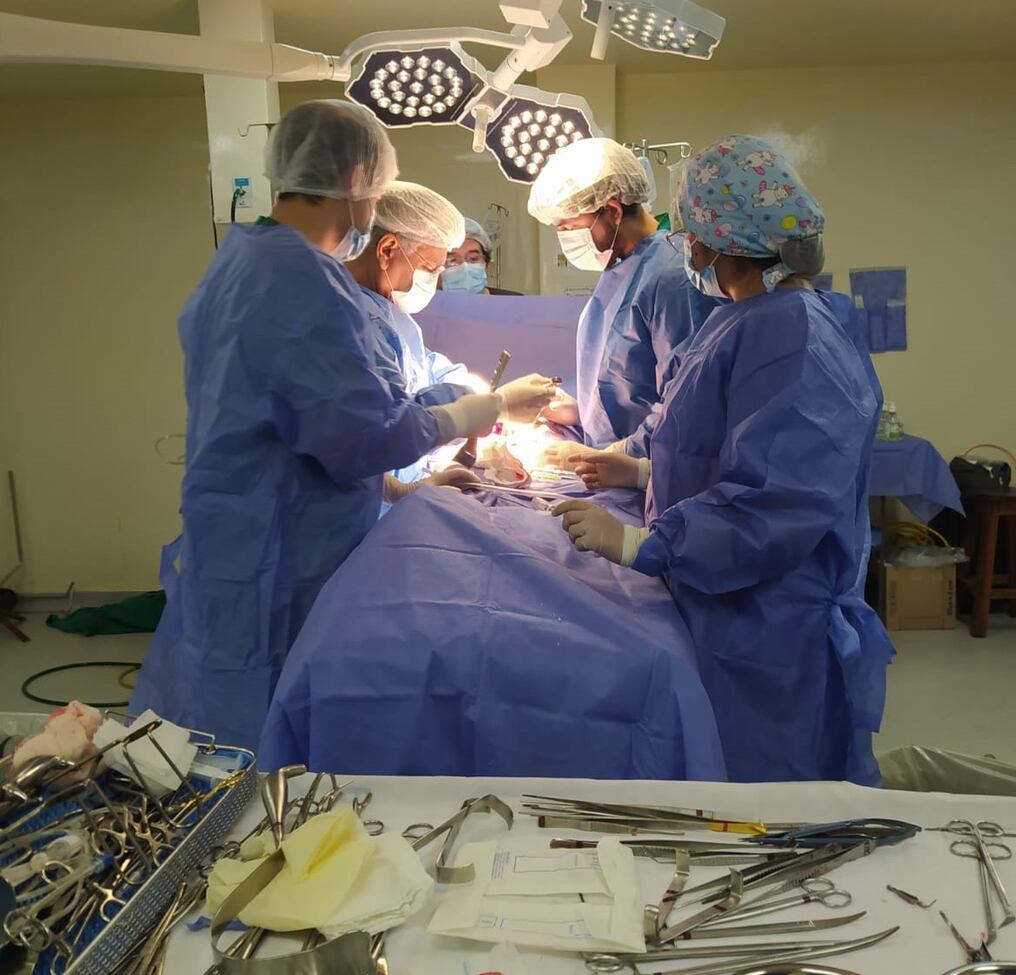 Los profesionales de la salud durante el trasplante renal en el Hospital de Clínicas. Foto: Gentileza