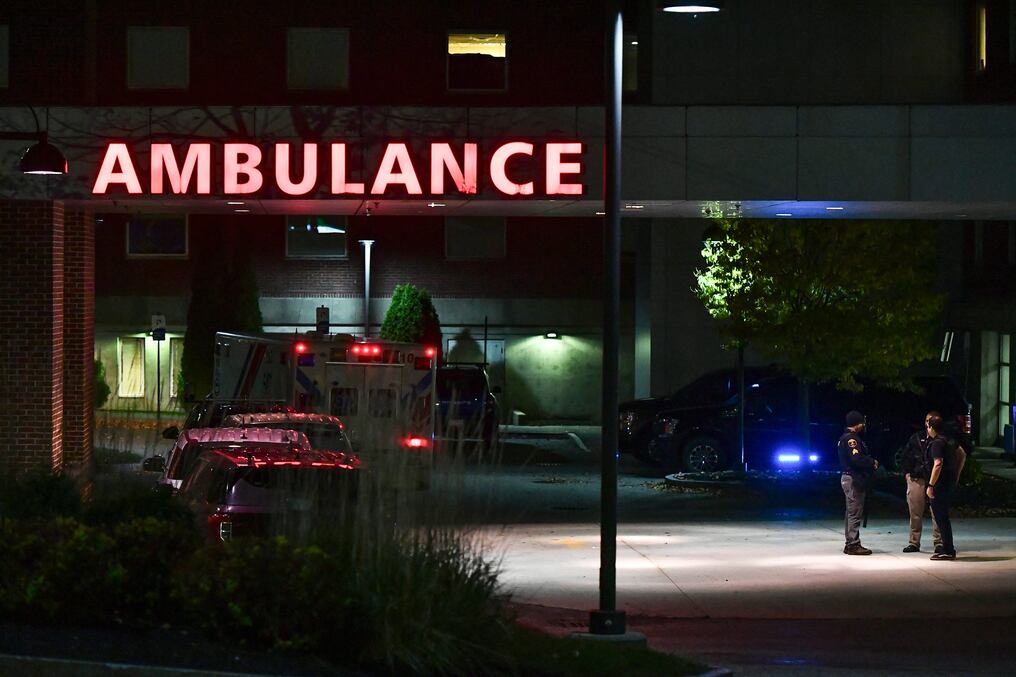 Custodian la entrada de ambulancias del Centro Médico de Maine, donde fueron derivadas las víctimas de tiroteos en un bowling y en un bar-restaurante. Foto: AFP