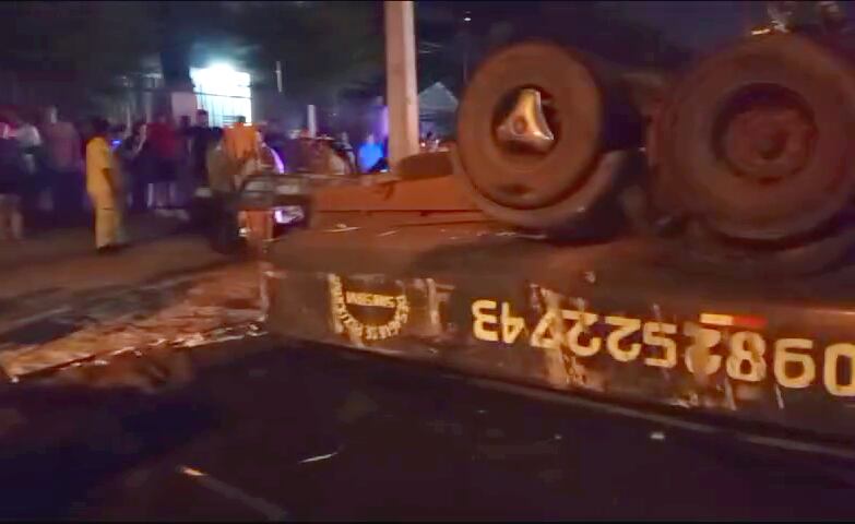 Tras el vuelco, el camión de doble eje quedó atravesado sobre la avenida Pratt Gill. Foto: Captura de video