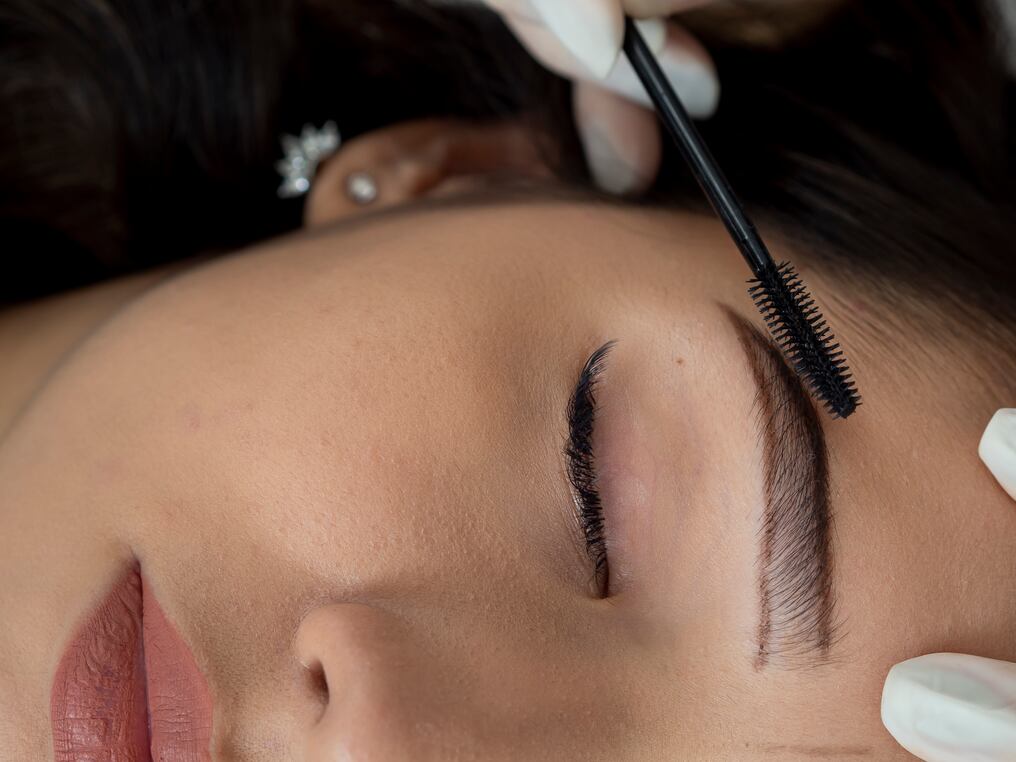 La mezcla del aceite de romero y coco resultan en el mejor tinte de cejas. Foto: Freepik