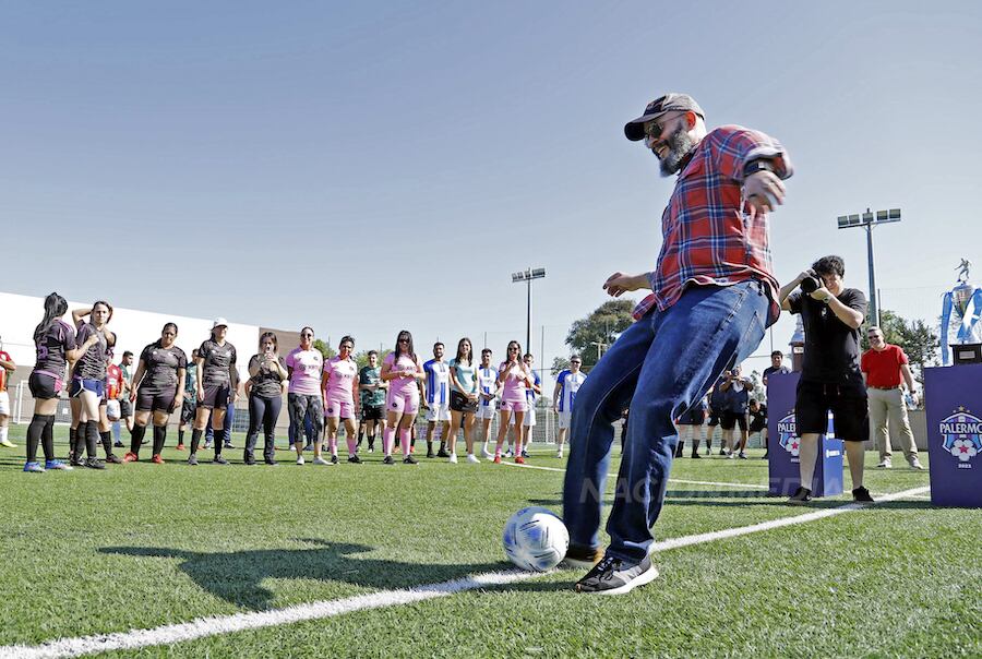 Osvaldo Salum, director-gerente general de Palermo, da el puntapié inicial al torneo de fútbol.FOTO:CHRISTIAN MEZA