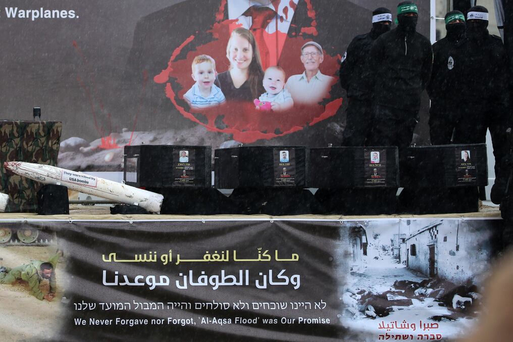 Los combatientes de Hamás exhibieron los ataúdes durante su entrega a la Cruz Roja en Khan Yunis, en el sur de Gaza. Foto: Eyad Baba/AFP
