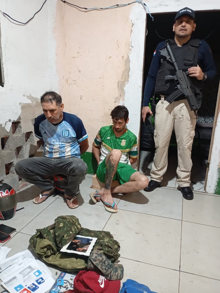 Dos de los detenidos en uno de los allanamientos.