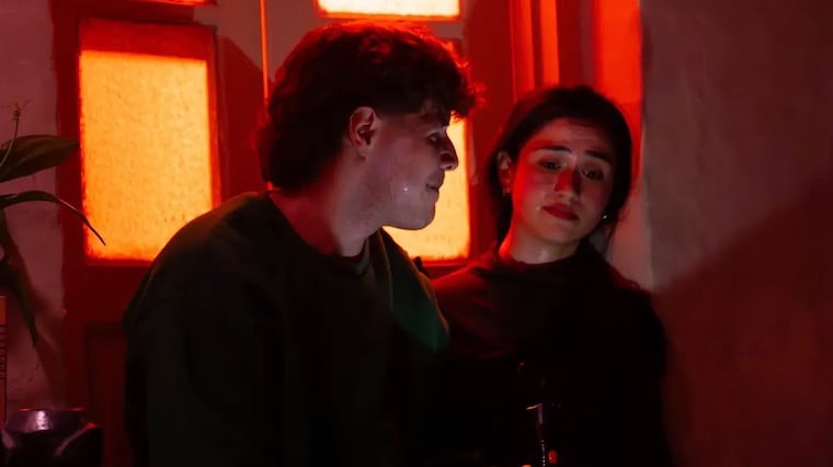 Chelo Galeano y Amanda Pereira en “¿Todavía Sabremos Entrar Por La Ventana?”. Foto: Instagram - @tiatroencorto