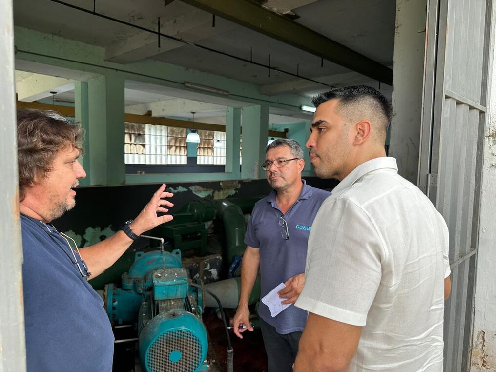 El titular de la Essap, Luis Fernándo Bernal, verificó la planta de distribución donde se constataron presuntas irregularidades en el manejo de los equipos Foto: Gentileza