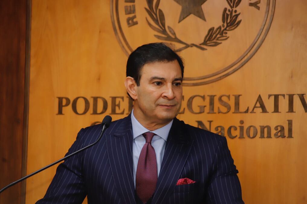 El senador Silvio Ovelar confirmó que vía Cancillería, el próximo Ejecutivo presentará una adenda en la cual se aceptará la donación de la Unión Europea para la educación, pero modificando algunas condiciones que establece el acuerdo. Foto: Gentileza