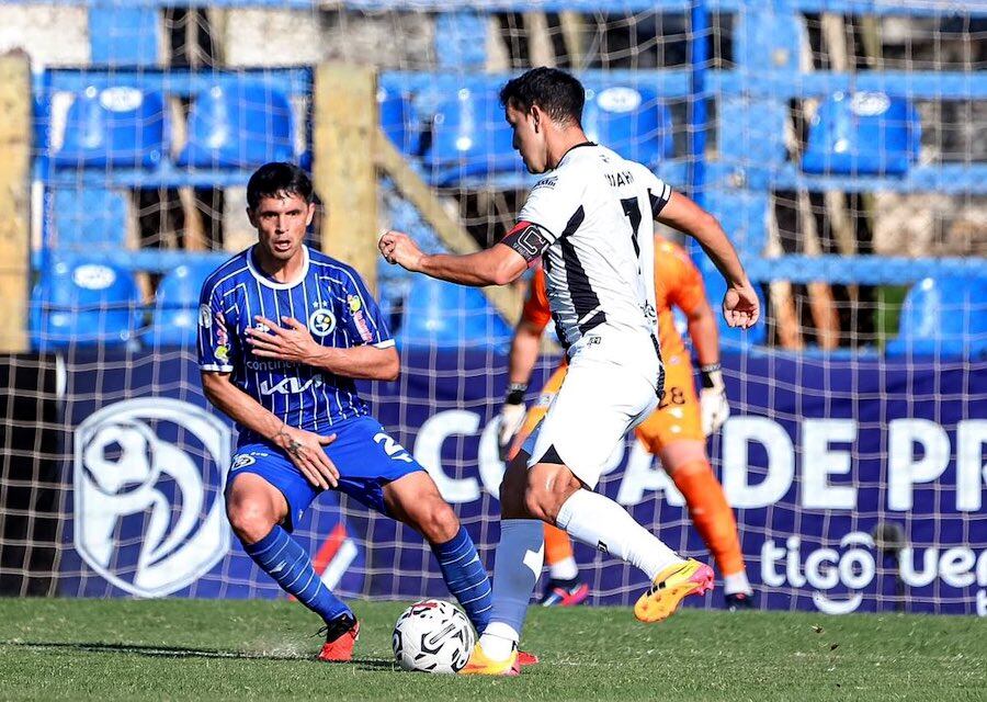 Camacho en acción ante Sol de América, minutos antes de ser expulsado por el árbitro Juan López.FOTO: APF