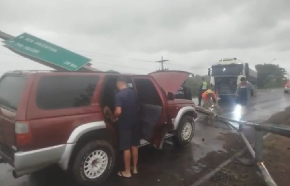 Debido a la caída repentina de esta señalización, el conductor de la camioneta ya no pudo frenar. Foto: Gentileza 