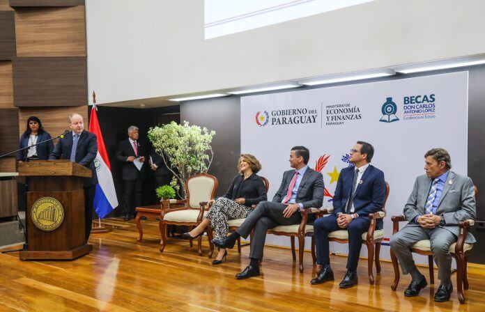 Desde el 2015, Becal proporcionó 2.970 becas a jóvenes y profesionales provenientes de los 17 departamentos del país. Foto: Gentileza
