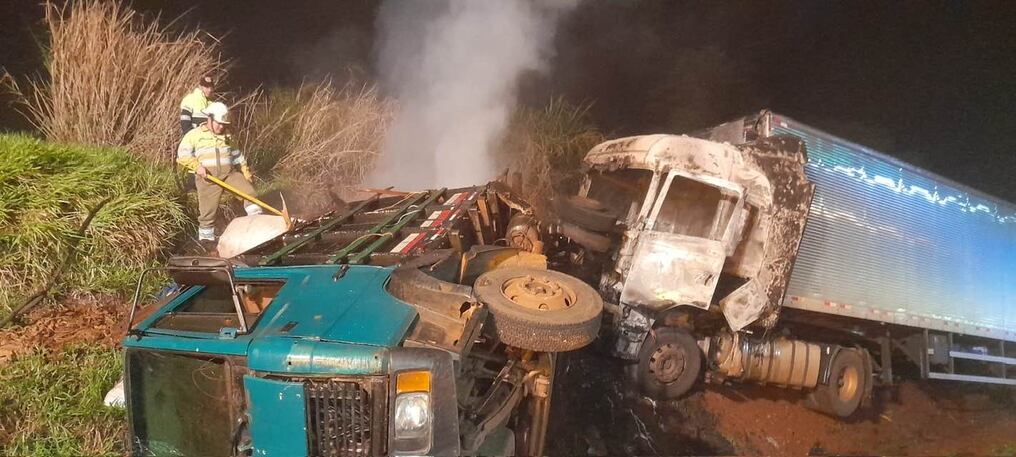Dos camiones de gran porte colisionaron sobre la Ruta PY02, en el distrito de Yguazú, esta madrugada. Una de las cabinas se incendió y los bomberos voluntarios debieron intervenir. Los ocupantes resultaron ilesos. Foto: Gentileza