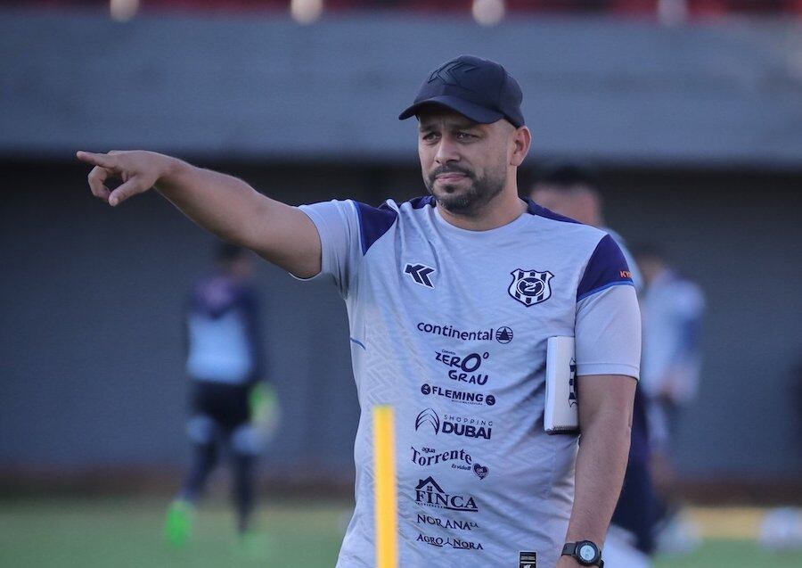 Felipe Giménez, técnico del 2 de Mayo. Foto: CLUB 2 DE MAYO