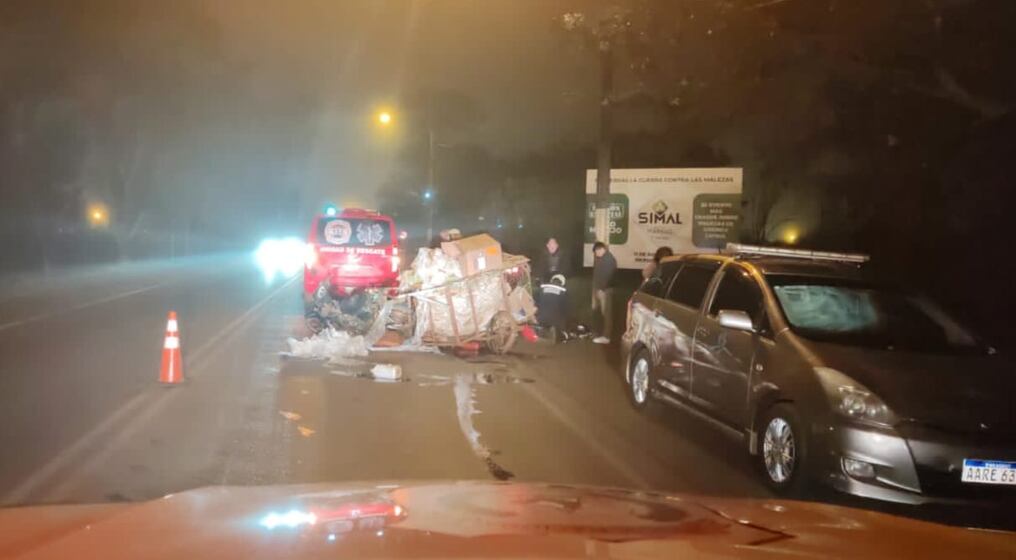 Un trágico accidente se produjo esta mañana sobre la Ruta PY07, en Hernandarias. Una mujer falleció al chocar contra un motocarrito que circulaba sin luz en la neblina. Foto: Gentileza
