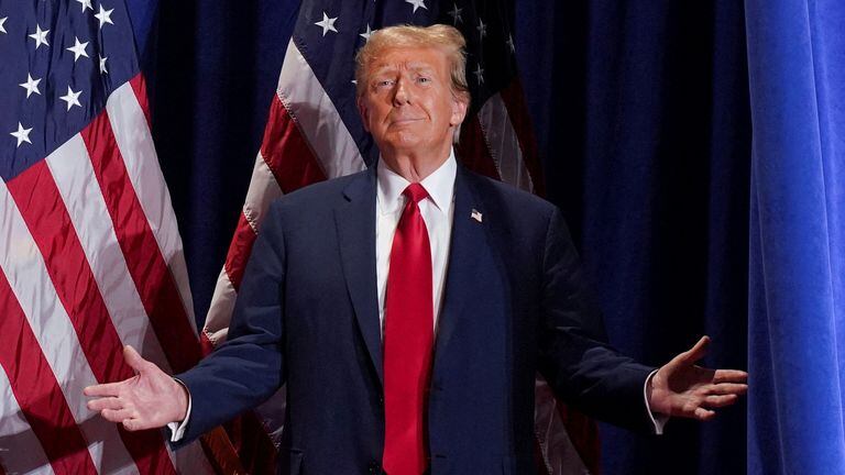 Donald Trump representará a los republicanos en las elecciones de noviembre y los sondeos lo colocan en buena posición frente a Biden, sin embargo aun debe sortear sus problemas judiciales. Foto: AFP/Archivo