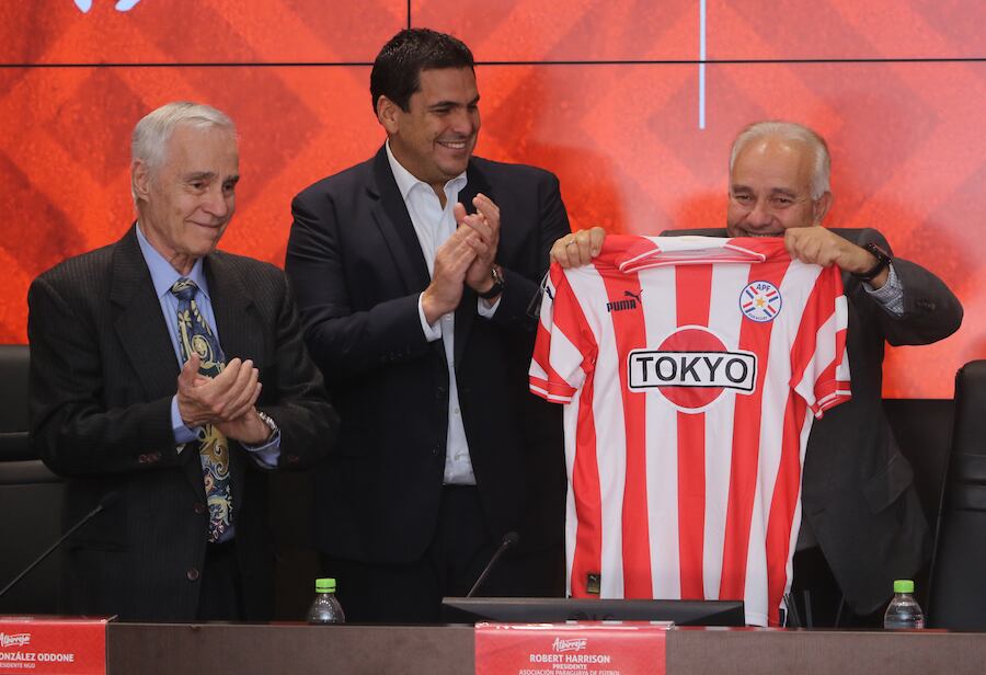 Los directivos de Tokyo y de la Asociación Paraguaya de Fútbol firmaron
el acuerdo de sponsoreo a la Albirroja.