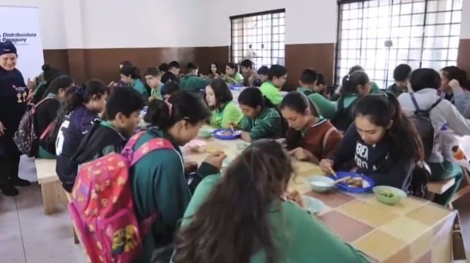 En el Colegio Nacional Ka´a Jovái, de Juan E. O´Leary, los alumnos consumen verduras producidas por ellos mismos en la huerta escolar y adquirida por el programa Hambre Cero. Foto: Gentileza