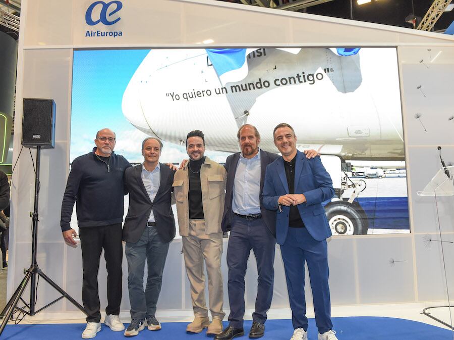 Toni Mojena (izq.), manager del cantante; Narcís Rebollo, presidente de Universal Music España; Luis Fonsi, Rafael Brull, director de Marketing de Air Europa, y Sebastián Lladó, jefe de Patrocinios y Acuerdos de Air Europa.FOTO: GENTILEZA