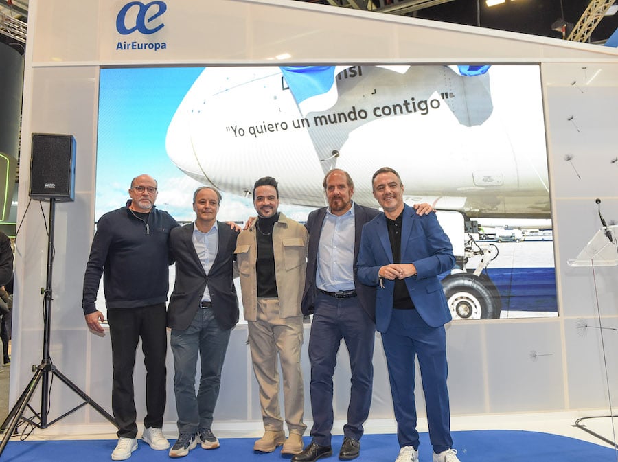 Toni Mojena (izq.), manager del cantante; Narcís Rebollo, presidente de Universal Music España; Luis Fonsi, Rafael Brull, director de Marketing de Air Europa, y Sebastián Lladó, jefe de Patrocinios y Acuerdos de Air Europa.FOTO: GENTILEZA