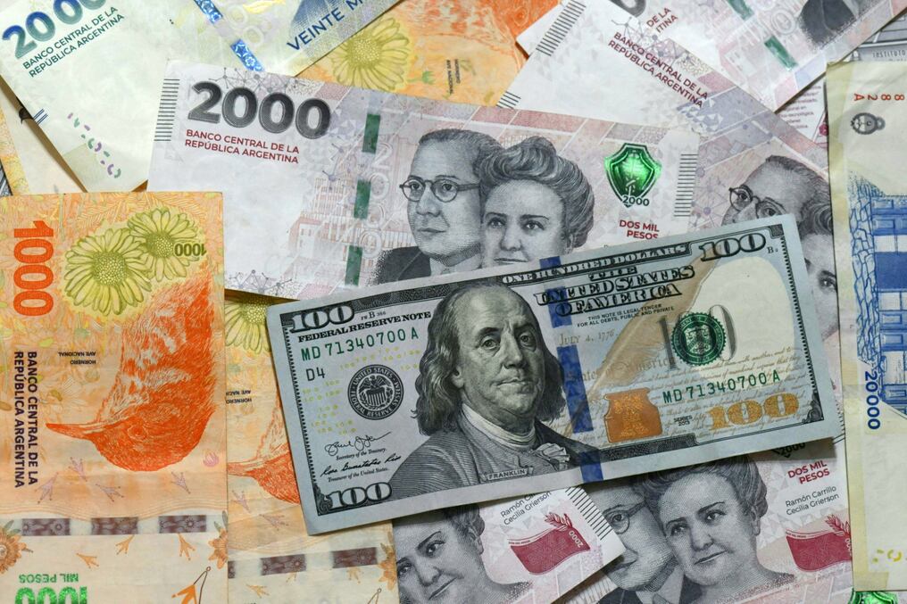 La moneda argentina se depreció 12 % y cotizó ayer lunes a 1.230 por dólar, según el estatal Banco Nación. Foto: AFP