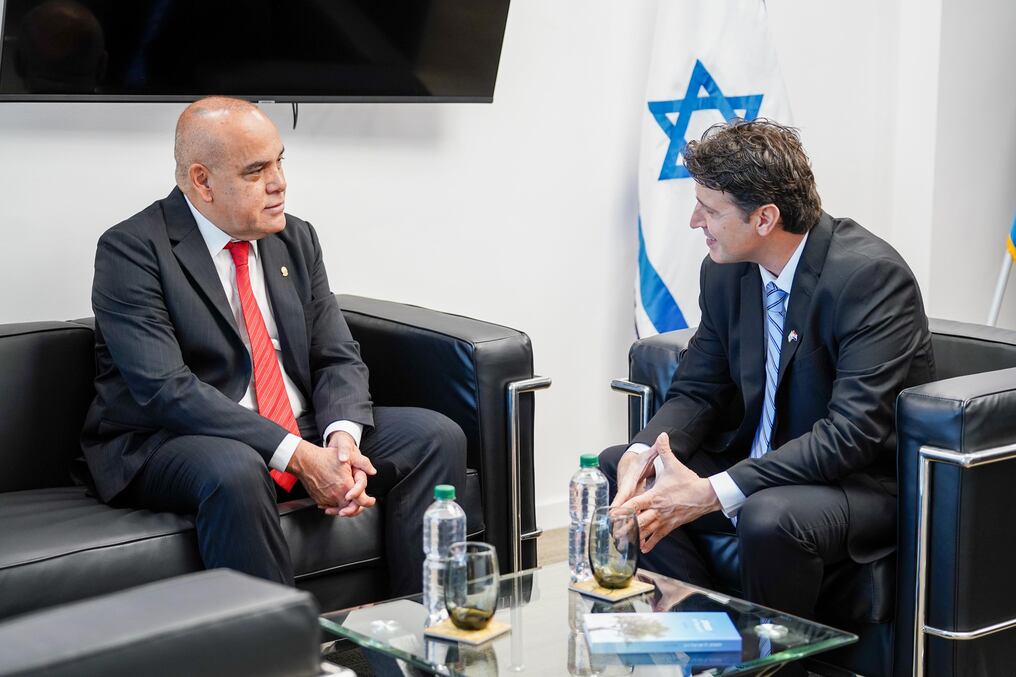 El embajador de Israel, Amit Mekel recibió la visita protocolar del titular del Congreso, Basilio Núñez, en la sede diplomática. Foto: Gentileza