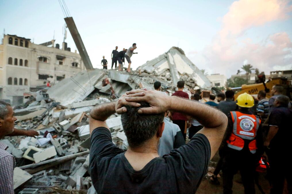 Manifestantes salieron a las calles para protestar contra el bombardeo al hospital de Al Ahli, en la Franja de Gaza, que dejó unos 500 muertos, según las autoridades gazatíes. Foto: AFP